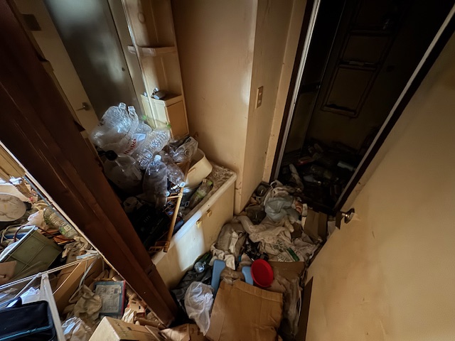 神奈川県川崎市幸区 ゴミがあふれて使えなくなった洗面所