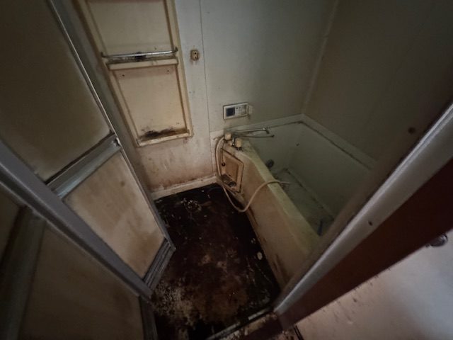 神奈川県川崎市幸区 ゴミが回収された汚れが目立つ浴室